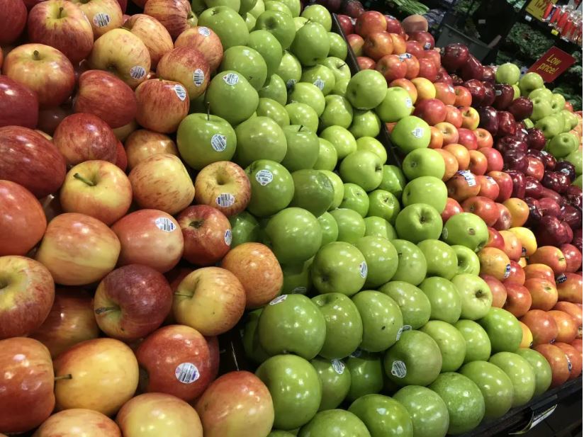 varieties of apples at a grocery store